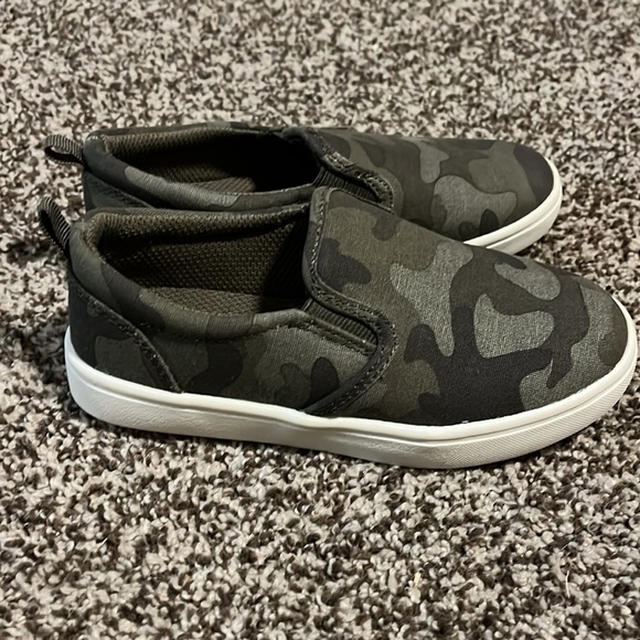 **NEW** Gap Camo slip on sneaker - Picture 3 of 3